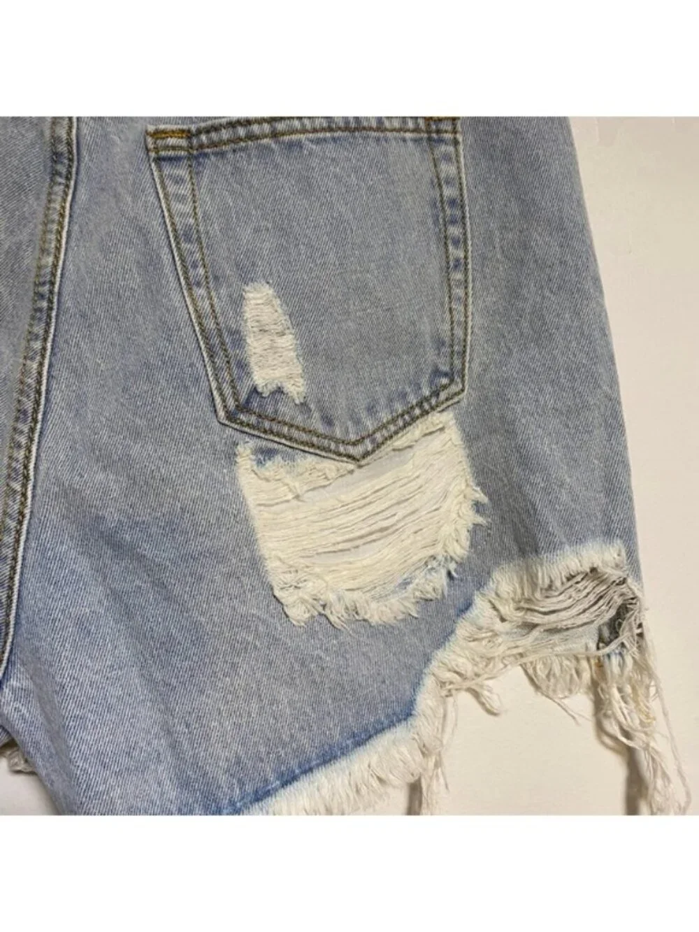 Missguided Distressed Light Wash Denim Shorts – US 6 / UK 10 – Frayed Hem
